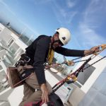 Vertical en fachada de hotel